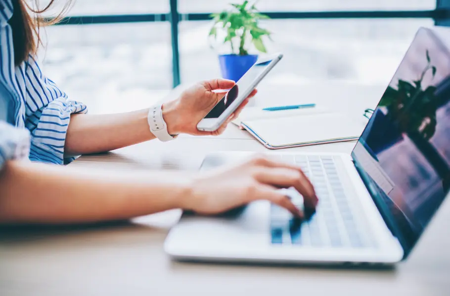 女性がスマートフォンを操作している様子