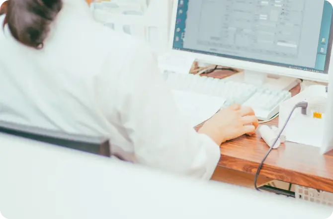 パソコンで作業する人の手元