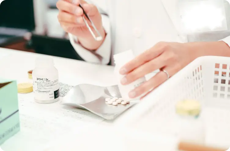 薬の調剤をする手元